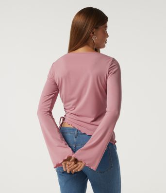 Top casual de cuello barco, manga larga, fruncido asimétrico con ribete ondulado, en tejido de secado rápido. Top casual de cuello barco, manga larga, fruncido asimétrico con ribete ondulado, en tejido de secado rápido.