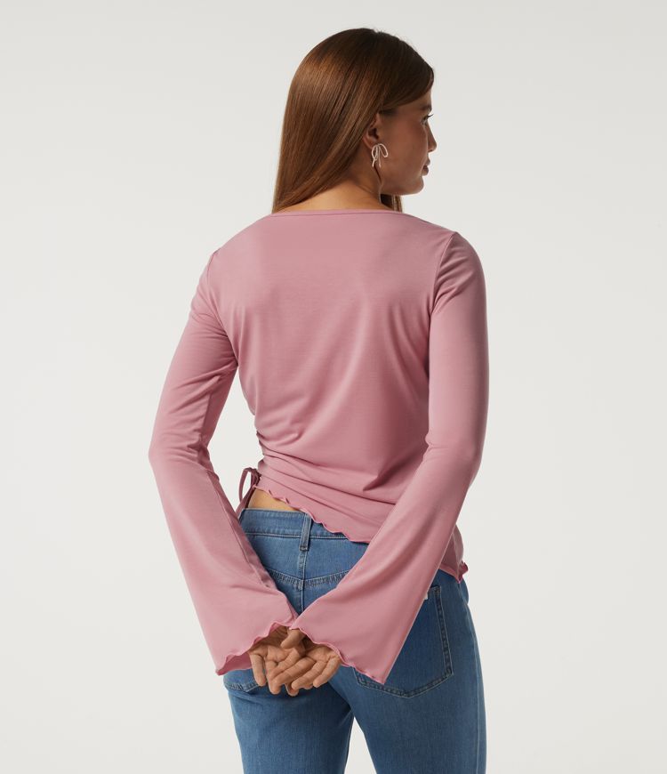 Top casual de cuello barco, manga larga, fruncido asimétrico con ribete ondulado, en tejido de secado rápido. Top casual de cuello barco, manga larga, fruncido asimétrico con ribete ondulado, en tejido de secado rápido.