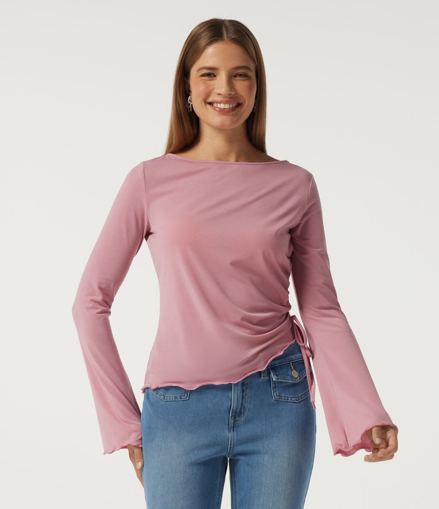 Top casual de cuello barco, manga larga, fruncido asimétrico con ribete ondulado, en tejido de secado rápido. Top casual de cuello barco, manga larga, fruncido asimétrico con ribete ondulado, en tejido de secado rápido.