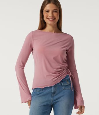 Top casual de cuello barco, manga larga, fruncido asimétrico con ribete ondulado, en tejido de secado rápido. Top casual de cuello barco, manga larga, fruncido asimétrico con ribete ondulado, en tejido de secado rápido.