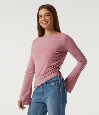 Top casual de cuello barco, manga larga, fruncido asimétrico con ribete ondulado, en tejido de secado rápido. Top casual de cuello barco, manga larga, fruncido asimétrico con ribete ondulado, en tejido de secado rápido.