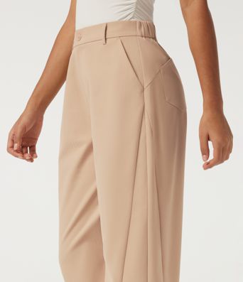 Pantalon décontracté taille mi-haute, jambe en forme de tonneau, ourlet roulotté et poches.