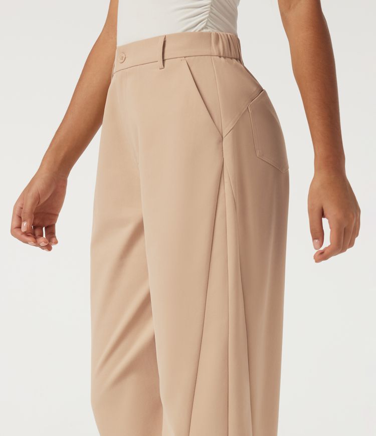 Pantalon décontracté taille mi-haute, jambe en forme de tonneau, ourlet roulotté et poches.