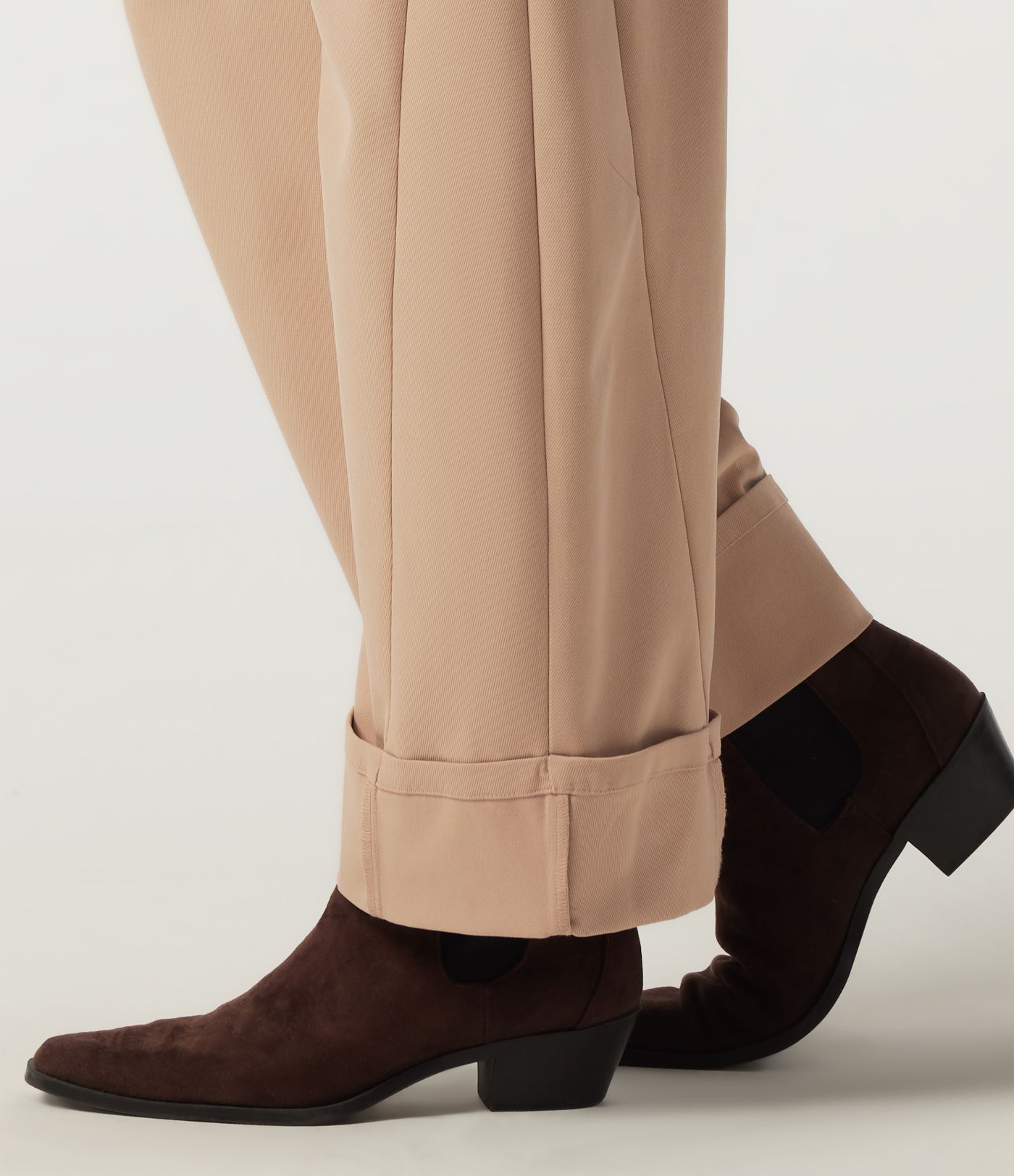 Pantalon décontracté taille mi-haute, jambe en forme de tonneau, ourlet roulotté et poches.