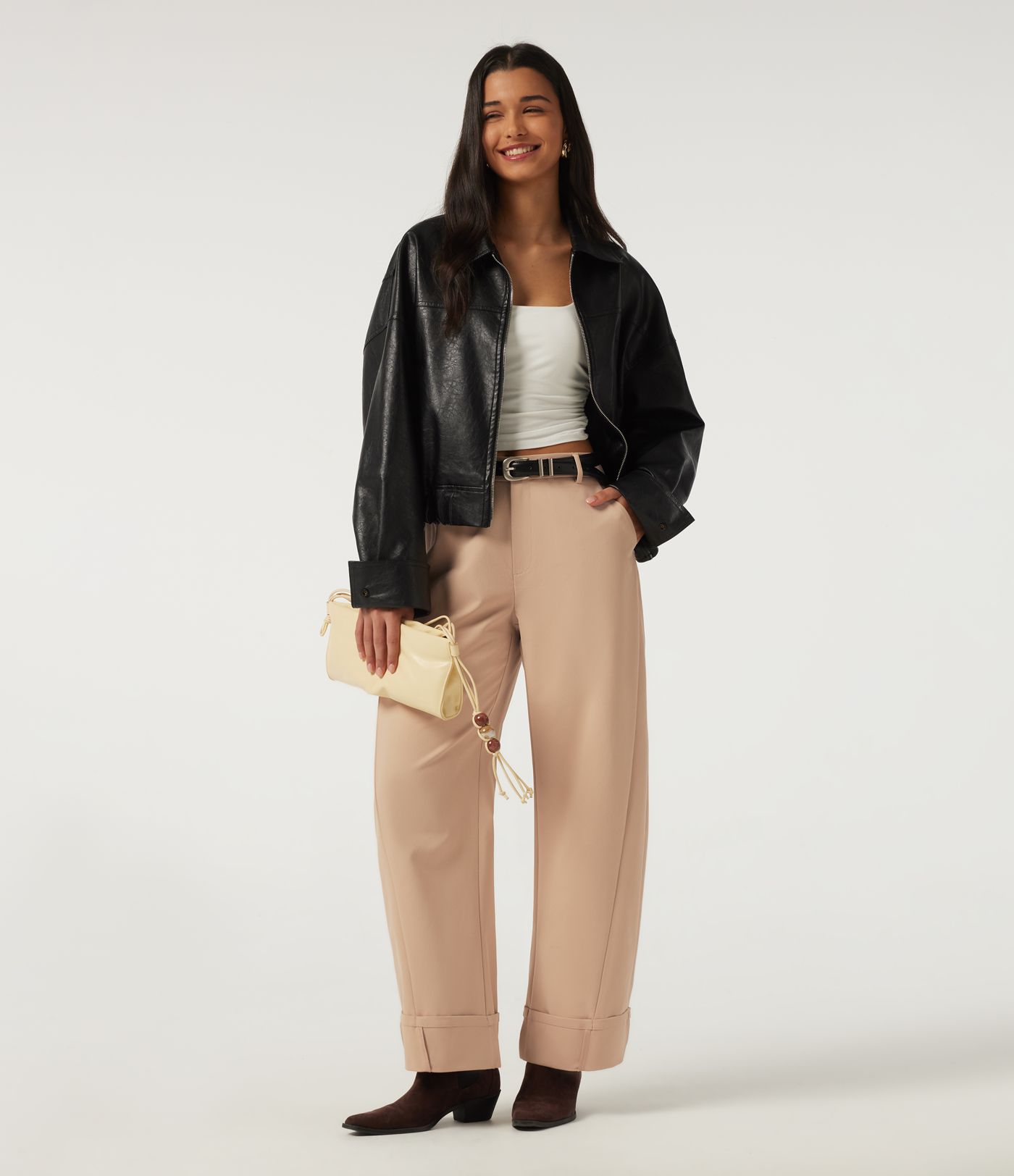 Pantalon décontracté taille mi-haute, jambe en forme de tonneau, ourlet roulotté et poches.