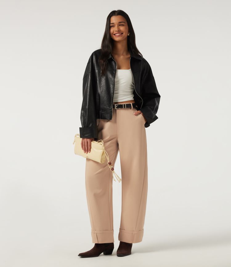 Pantalon décontracté taille mi-haute, jambe en forme de tonneau, ourlet roulotté et poches.