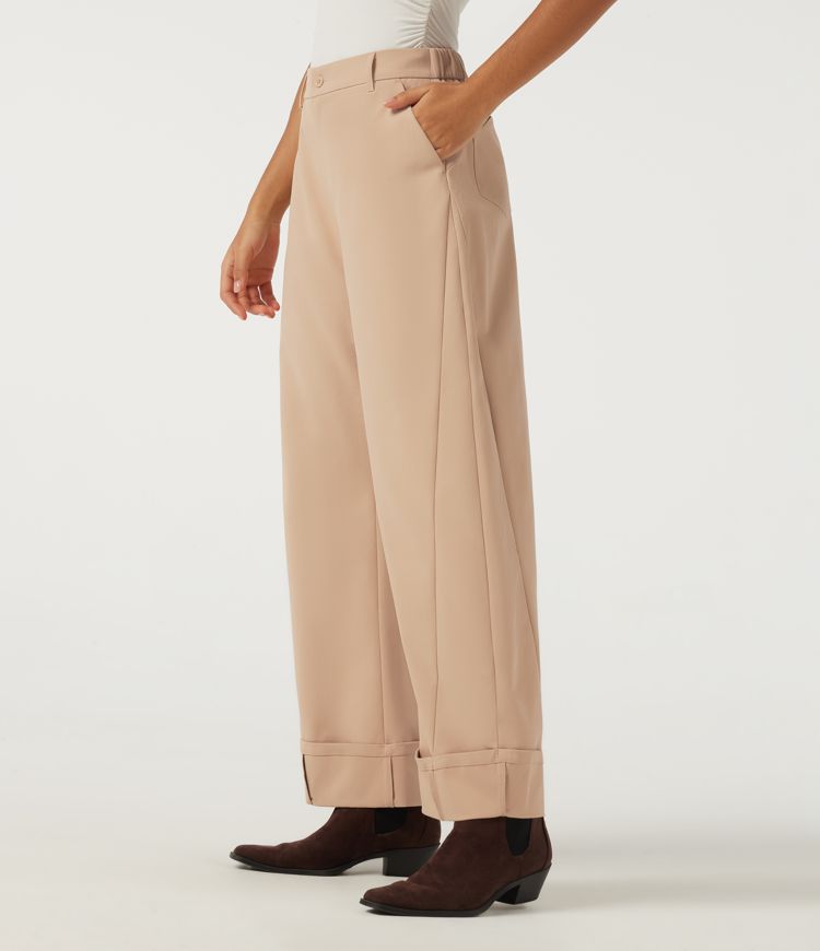 Pantalon décontracté taille mi-haute, jambe en forme de tonneau, ourlet roulotté et poches.