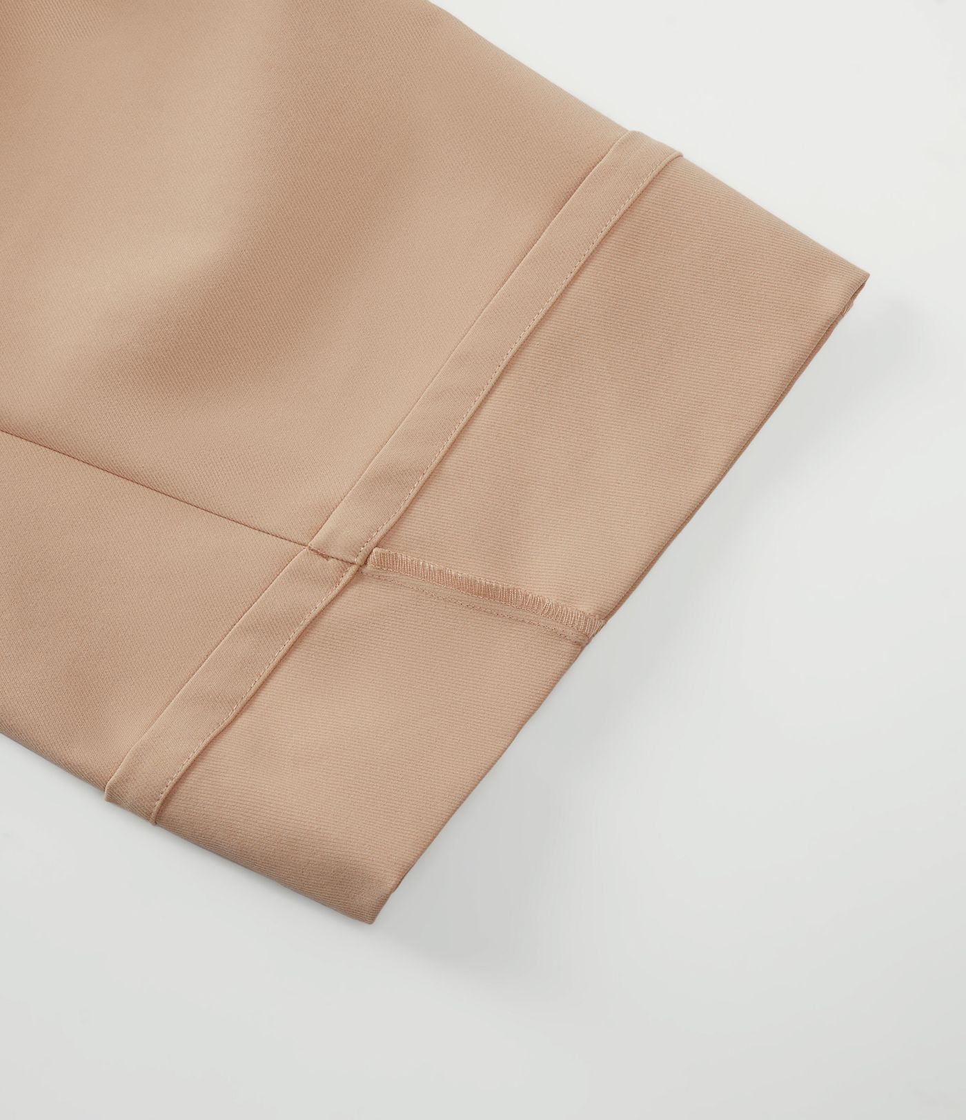 Pantalon décontracté taille mi-haute, jambe en forme de tonneau, ourlet roulotté et poches.