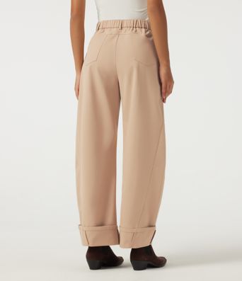 Pantalon décontracté taille mi-haute, jambe en forme de tonneau, ourlet roulotté et poches.