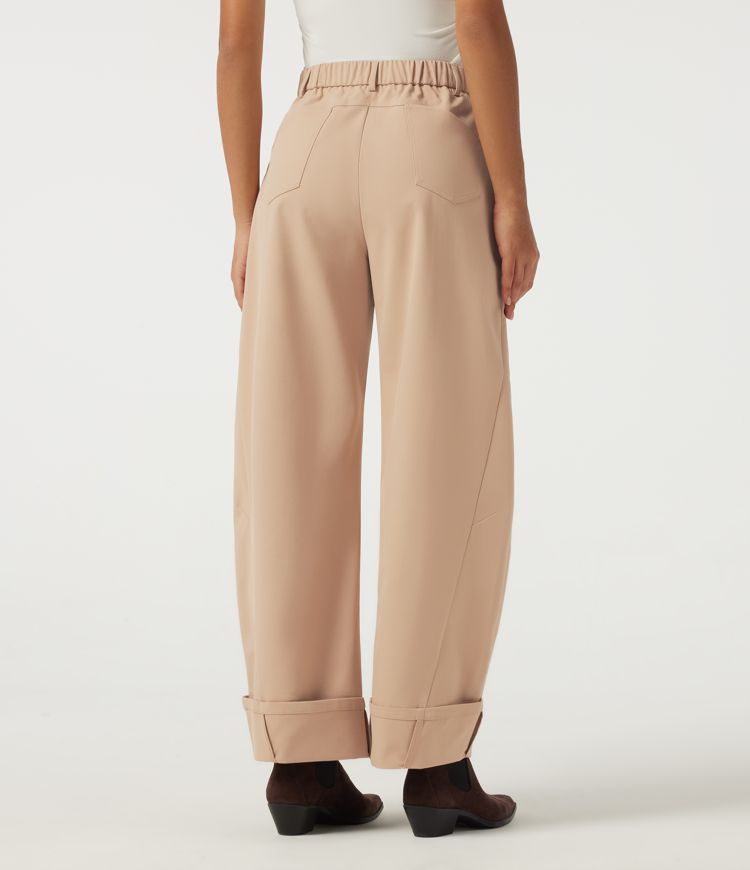 Pantalon décontracté taille mi-haute, jambe en forme de tonneau, ourlet roulotté et poches.