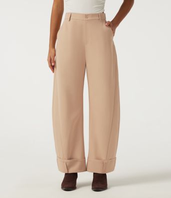 Pantalon décontracté taille mi-haute, jambe en forme de tonneau, ourlet roulotté et poches.
