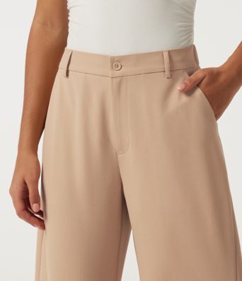 Pantalon décontracté taille mi-haute, jambe en forme de tonneau, ourlet roulotté et poches.