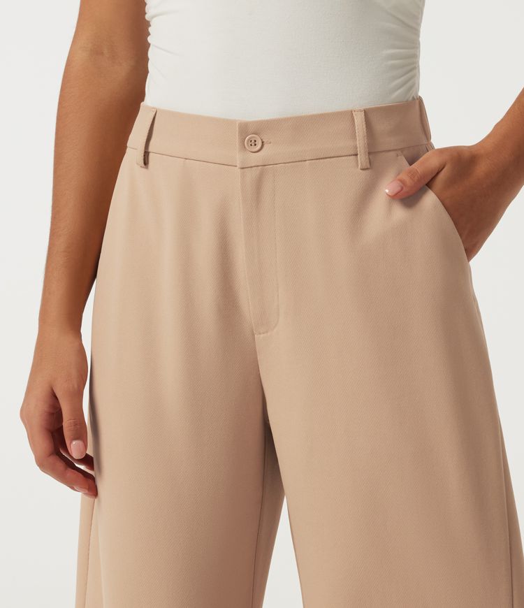 Pantalon décontracté taille mi-haute, jambe en forme de tonneau, ourlet roulotté et poches.