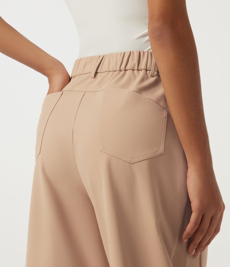 Pantalon décontracté taille mi-haute, jambe en forme de tonneau, ourlet roulotté et poches.