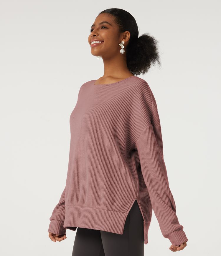 Sudadera casual de cuello redondo, mangas largas y abertura en el dobladillo.