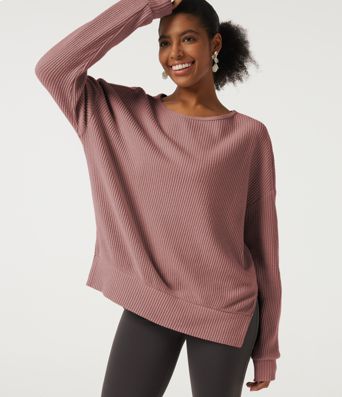 Sudadera casual de cuello redondo, mangas largas y abertura en el dobladillo.
