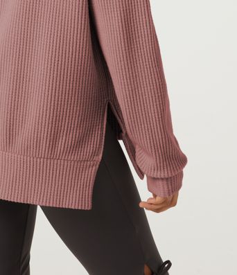 Sudadera casual de cuello redondo, mangas largas y abertura en el dobladillo.
