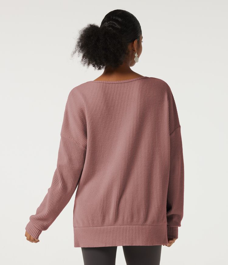 Sudadera casual de cuello redondo, mangas largas y abertura en el dobladillo.