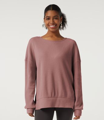 Sudadera casual de cuello redondo, mangas largas y abertura en el dobladillo.
