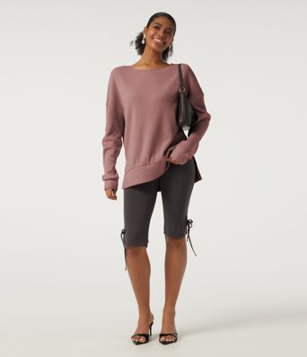 Sudadera casual de cuello redondo, mangas largas y abertura en el dobladillo.