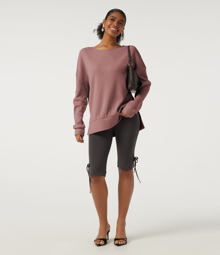 Sudadera casual de cuello redondo, mangas largas y abertura en el dobladillo.