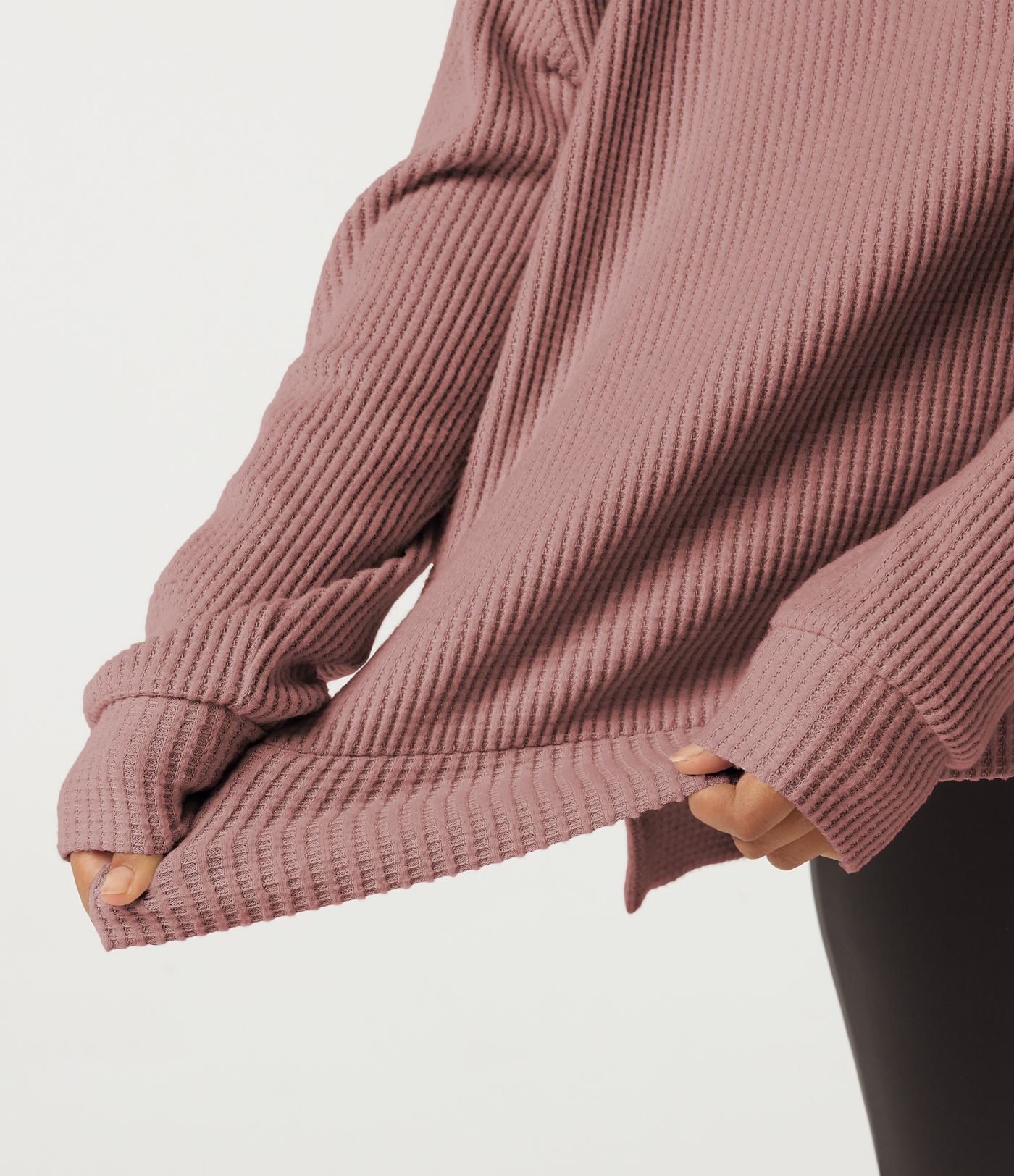 Sudadera casual de cuello redondo, mangas largas y abertura en el dobladillo.