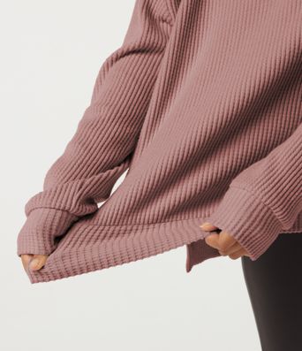 Sudadera casual de cuello redondo, mangas largas y abertura en el dobladillo.