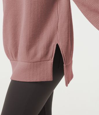 Sudadera casual de cuello redondo, mangas largas y abertura en el dobladillo.