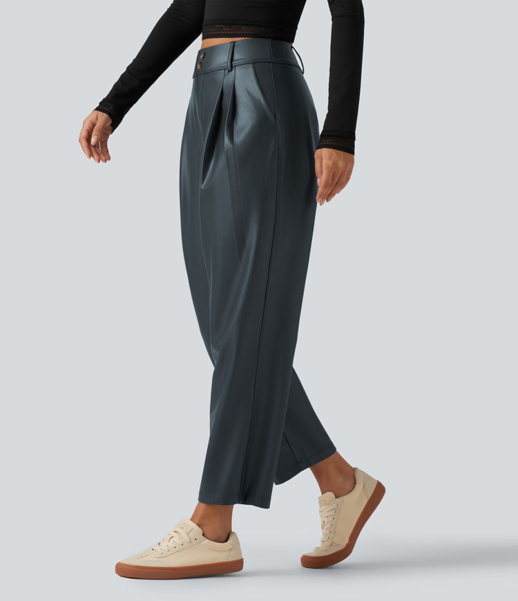 Schmal zulaufende Hose aus elastischem Kunstleder mit hohem Bund und Taschen
