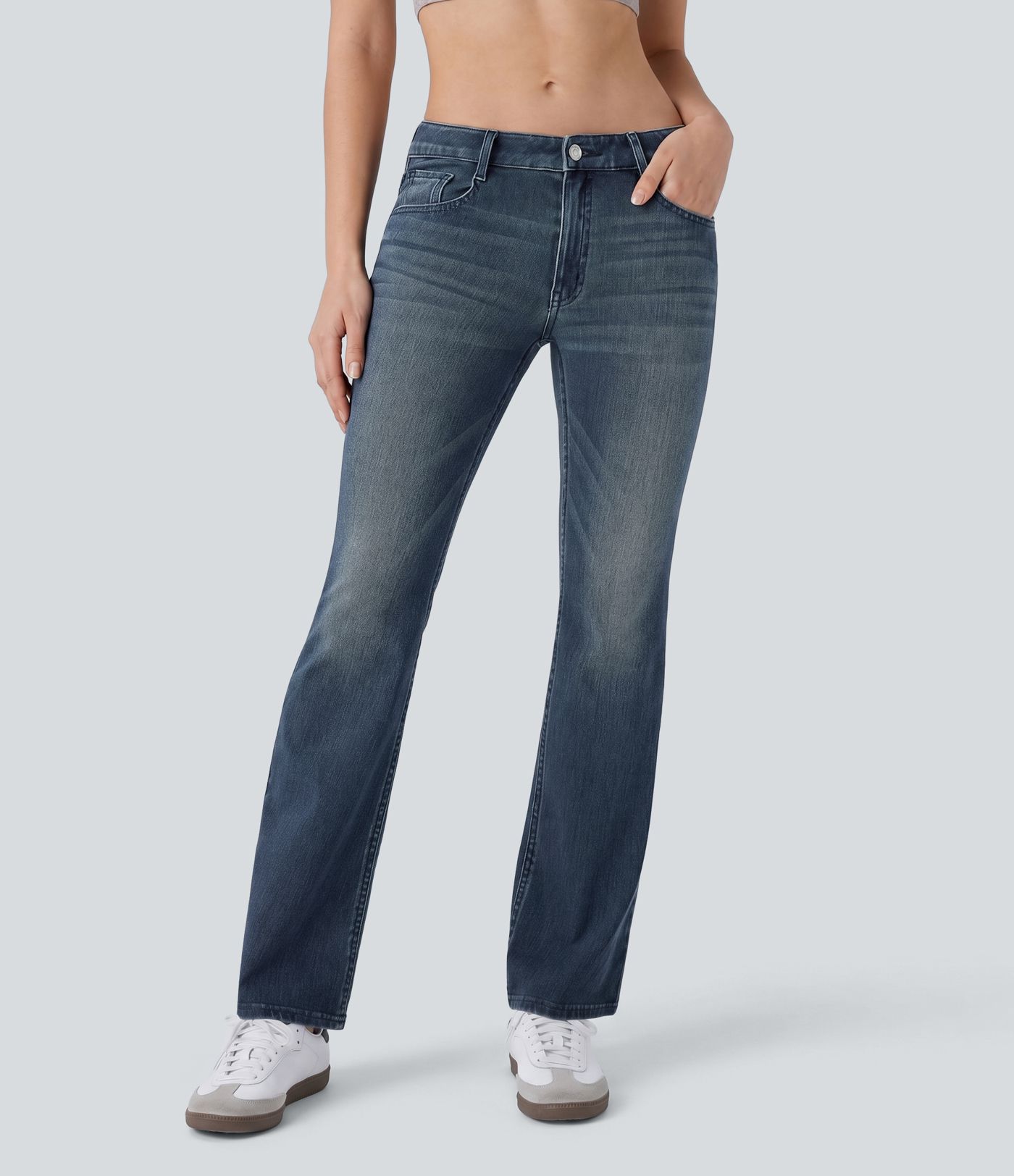 Halara Flex™ Lässige, verwaschene Bootcut-Jeans aus elastischem Strick-Denim mit niedrigem Bund und mehreren Taschen Halara Flex™ Lässige, verwaschene Bootcut-Jeans aus elastischem Strick-Denim mit niedrigem Bund und mehreren Taschen