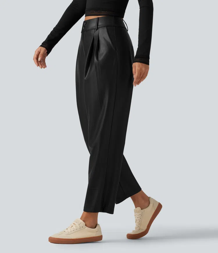 Schmal zulaufende Hose aus elastischem Kunstleder mit hohem Bund und Taschen