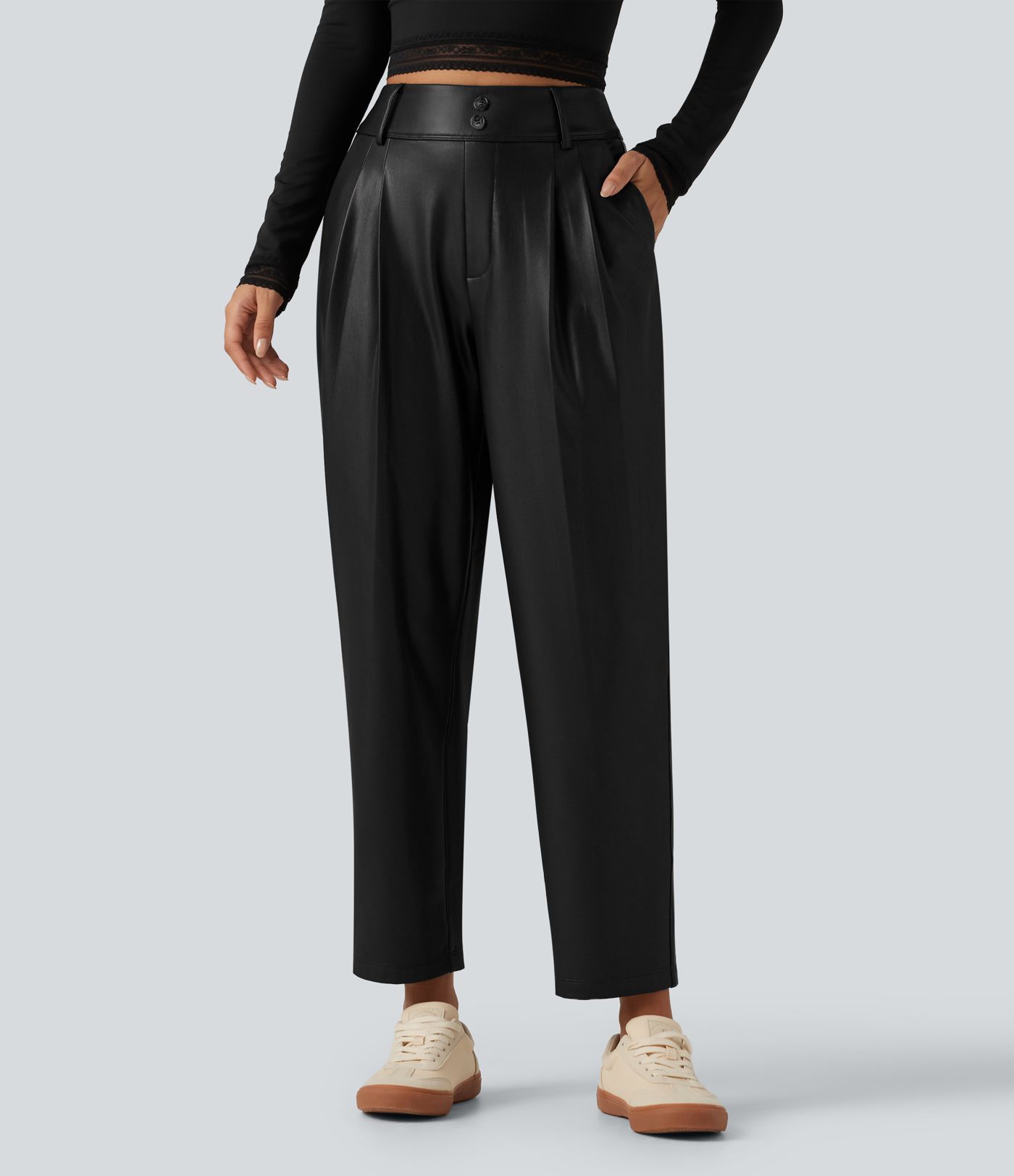 Schmal zulaufende Hose aus elastischem Kunstleder mit hohem Bund und Gesäßtaschen