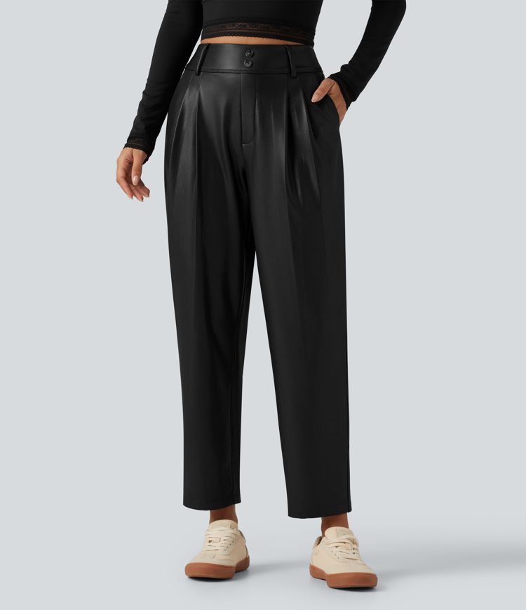 Schmal zulaufende Hose aus elastischem Kunstleder mit hohem Bund und Gesäßtaschen