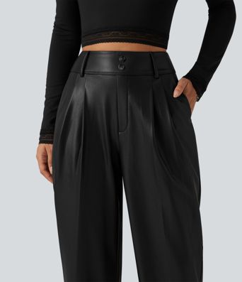 Schmal zulaufende Hose aus elastischem Kunstleder mit hohem Bund und Gesäßtaschen