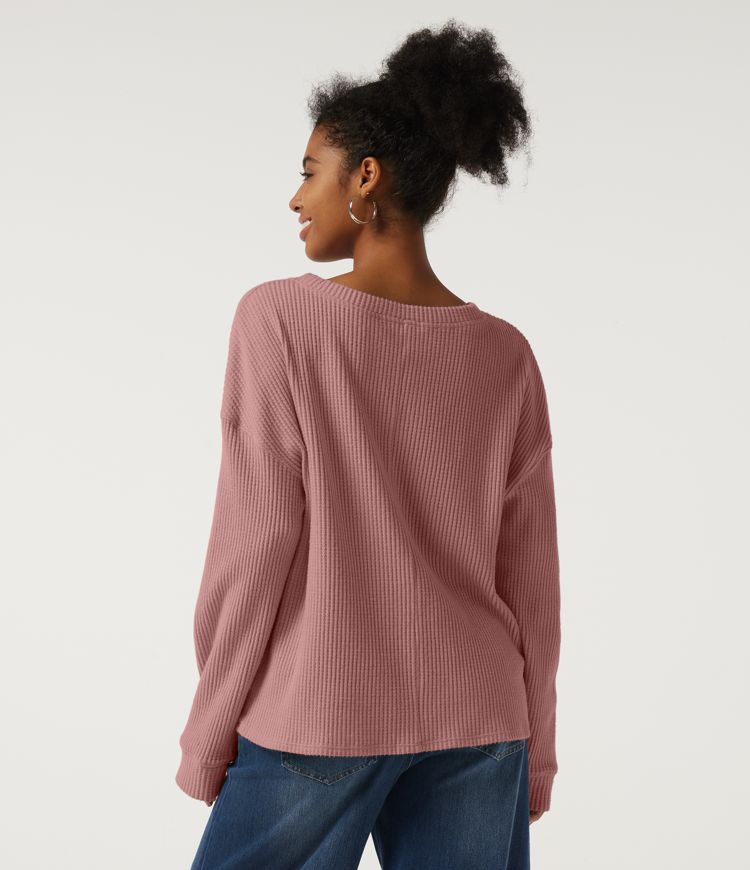 Afslappet vaffelstrikket sweatshirt med rund hals, lange ærmer, droppet skulder og lomme.