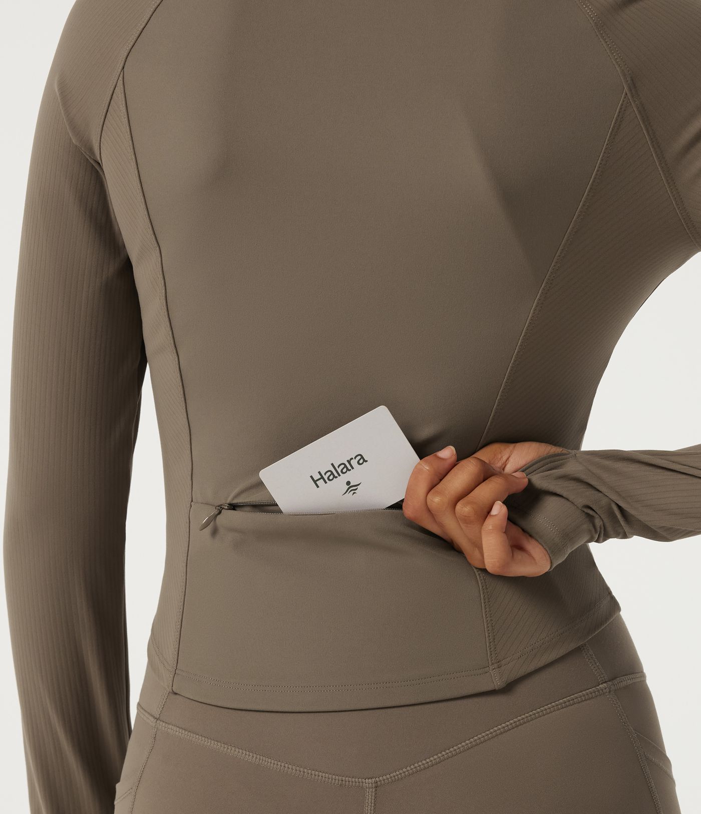 Halara UltraSculpt™ Stehkragen-Langarm-Yoga-Jacke in Curvy-Passform mit Daumenlöchern und Taschen Halara UltraSculpt™ Stehkragen-Langarm-Yoga-Jacke in Curvy-Passform mit Daumenlöchern und Taschen