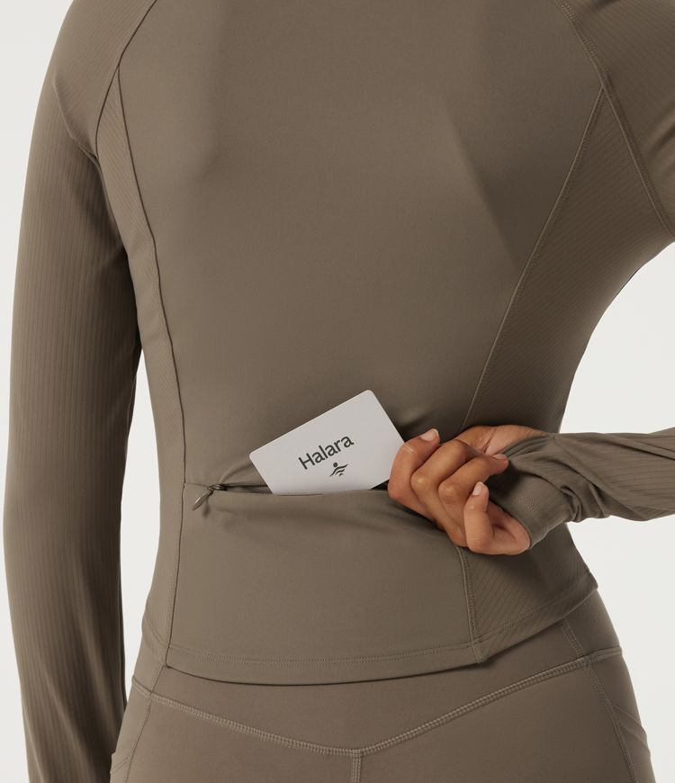 Halara UltraSculpt™ Stehkragen-Langarm-Yoga-Jacke in Curvy-Passform mit Daumenlöchern und Taschen Halara UltraSculpt™ Stehkragen-Langarm-Yoga-Jacke in Curvy-Passform mit Daumenlöchern und Taschen