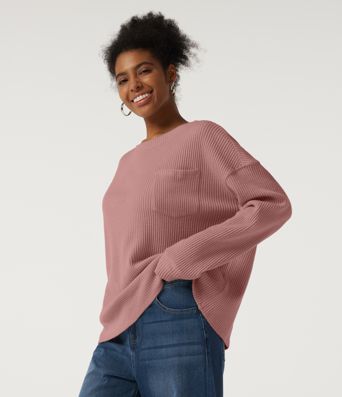 Afslappet vaffelstrikket sweatshirt med rund hals, lange ærmer, droppet skulder og lomme.