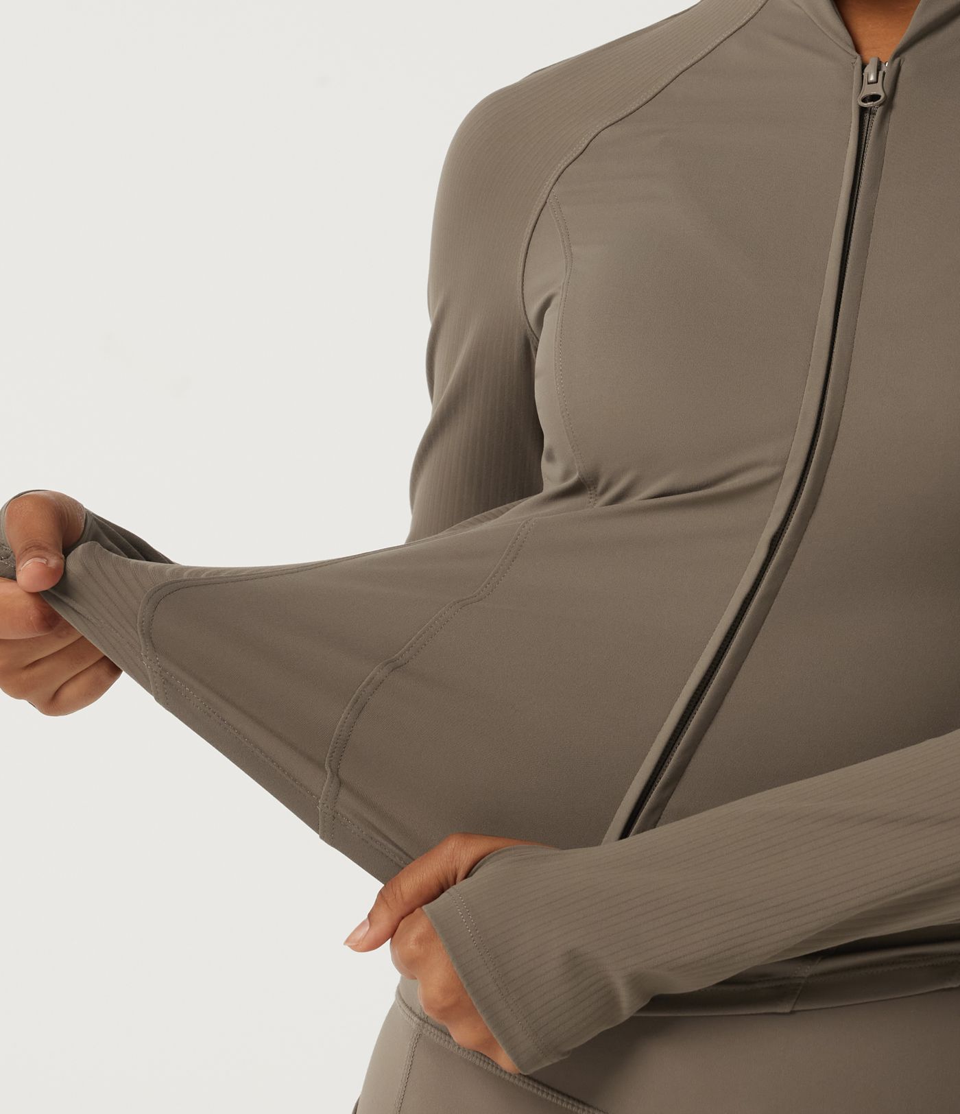 Halara UltraSculpt™ Stehkragen-Langarm-Yoga-Jacke in Curvy-Passform mit Daumenlöchern und Taschen Halara UltraSculpt™ Stehkragen-Langarm-Yoga-Jacke in Curvy-Passform mit Daumenlöchern und Taschen