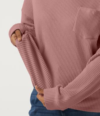 Afslappet vaffelstrikket sweatshirt med rund hals, lange ærmer, droppet skulder og lomme.