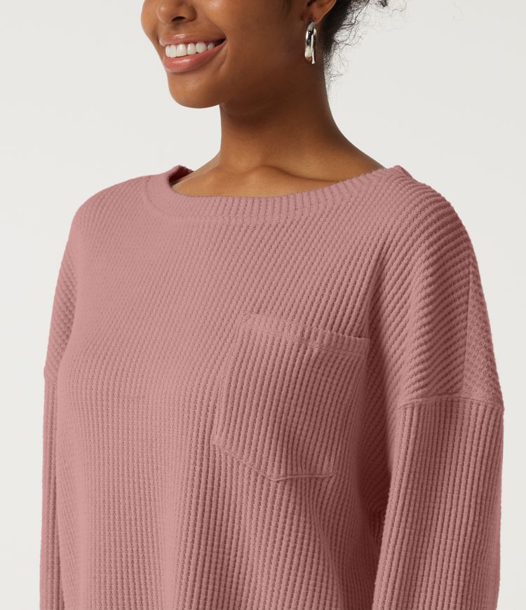 Afslappet vaffelstrikket sweatshirt med rund hals, lange ærmer, droppet skulder og lomme.