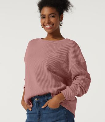 Afslappet vaffelstrikket sweatshirt med rund hals, lange ærmer, droppet skulder og lomme.