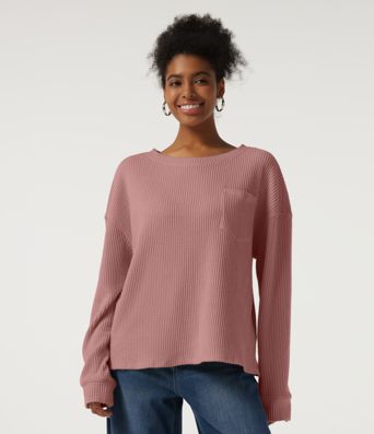 Afslappet vaffelstrikket sweatshirt med rund hals, lange ærmer, droppet skulder og lomme.