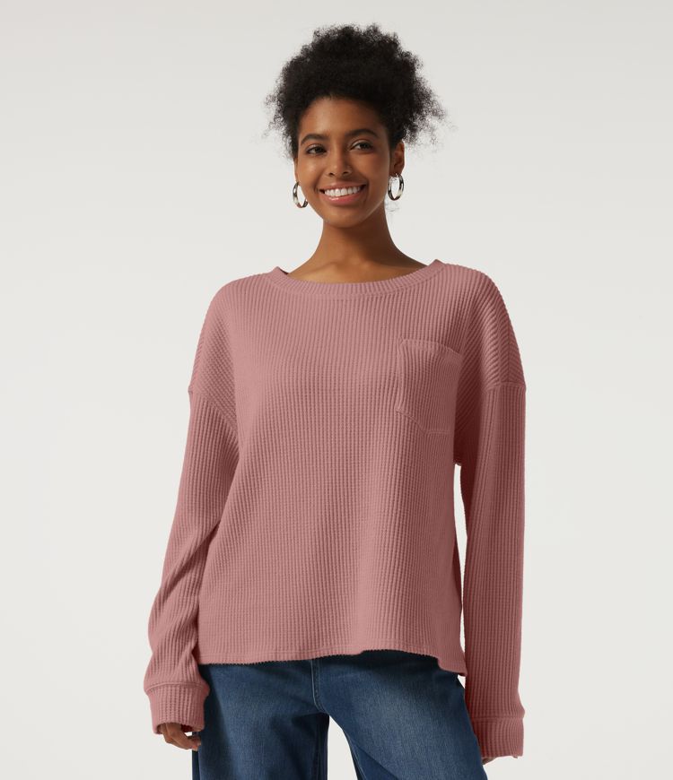 Afslappet vaffelstrikket sweatshirt med rund hals, lange ærmer, droppet skulder og lomme.