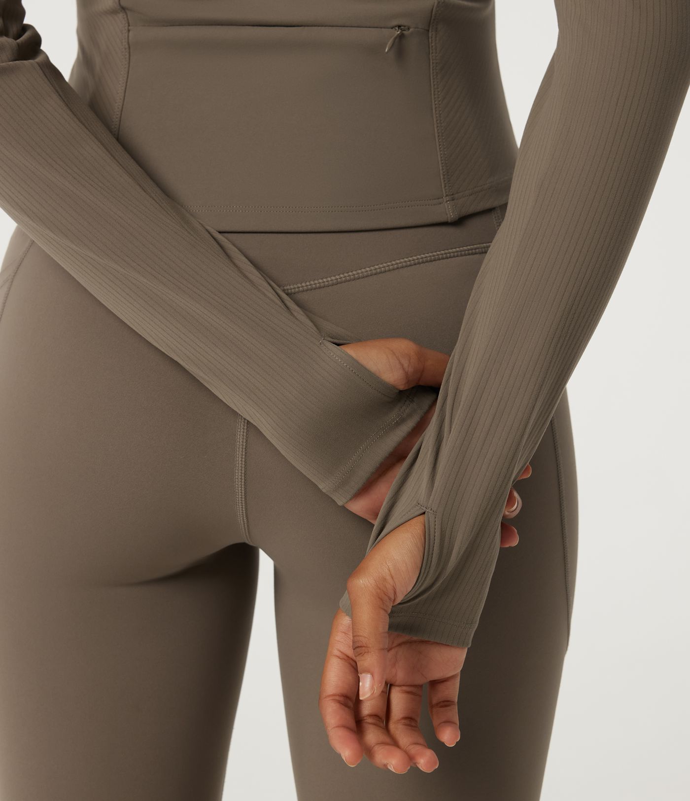 Halara UltraSculpt™ Stehkragen-Langarm-Yoga-Jacke in Curvy-Passform mit Daumenlöchern und Taschen Halara UltraSculpt™ Stehkragen-Langarm-Yoga-Jacke in Curvy-Passform mit Daumenlöchern und Taschen