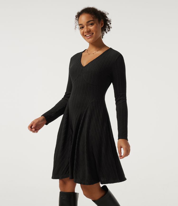 Robe mini évasée en maille côtelée à col V et manches longues avec poches – version rallongée