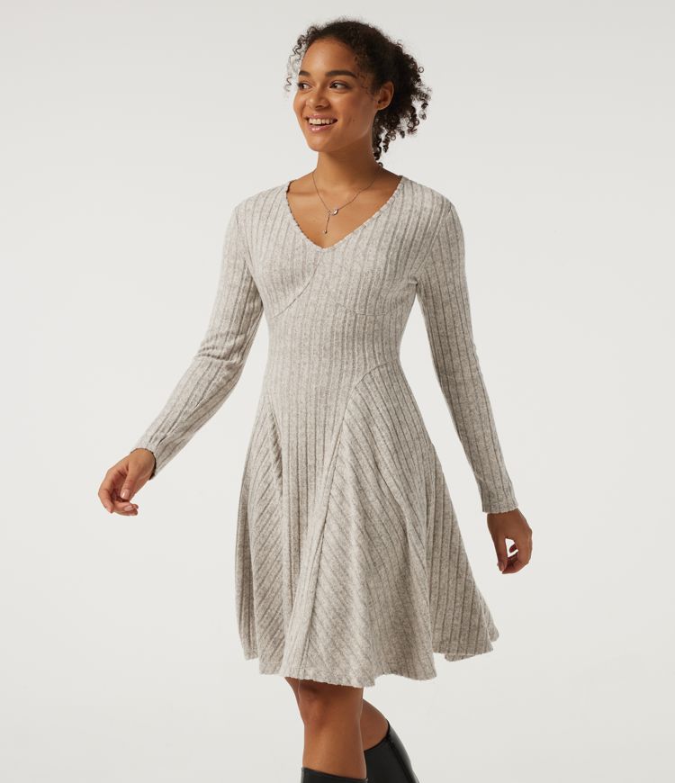Robe mini évasée en maille côtelée à col V et manches longues avec poches – version rallongée