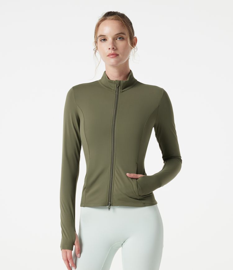 SoftlyZero™ taillierte Jacke mit Stehkragen, Daumenlöchern, Taschen, plissierten Details und Reißverschluss