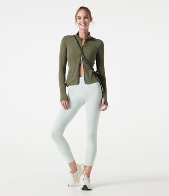 SoftlyZero™ taillierte Jacke mit Stehkragen, Daumenlöchern, Taschen, plissierten Details und Reißverschluss