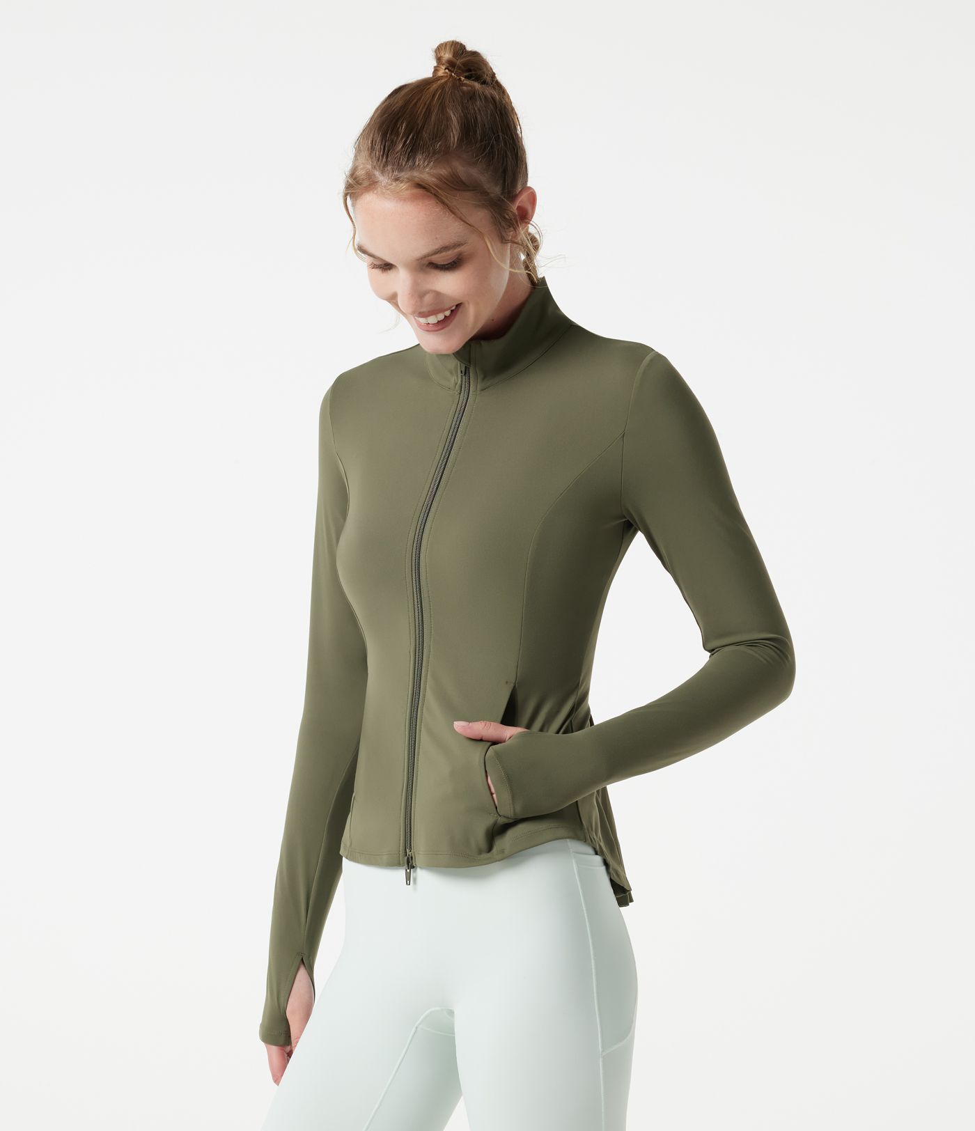 SoftlyZero™ taillierte Jacke mit Stehkragen, Daumenlöchern, Taschen, plissierten Details und Reißverschluss